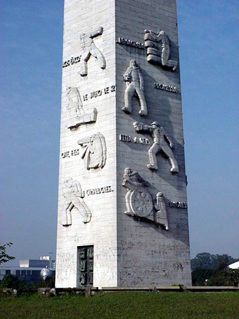 Monumento Obelisco, idealizado por Galileo Emendabili<a style='float:right;color:#ccc' href='https://www3.al.sp.gov.br/repositorio/noticia/hist/Obelisco detalhe.jpg' target=_blank><i class='bi bi-zoom-in'></i> Clique para ver a imagem </a>
